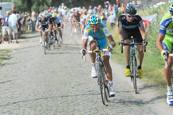 Alberto Contador (Astana) pushes the pace.