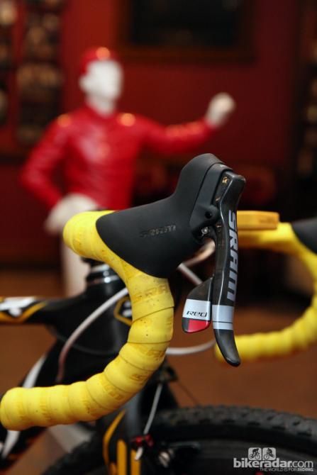 Amy Dombroski (Telenet-Fidea) is using SRAM's previous-generation Red DoubleTap levers.