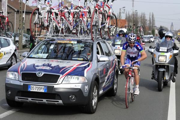 Robbie McEwen (Katusha) drops back to his team car.