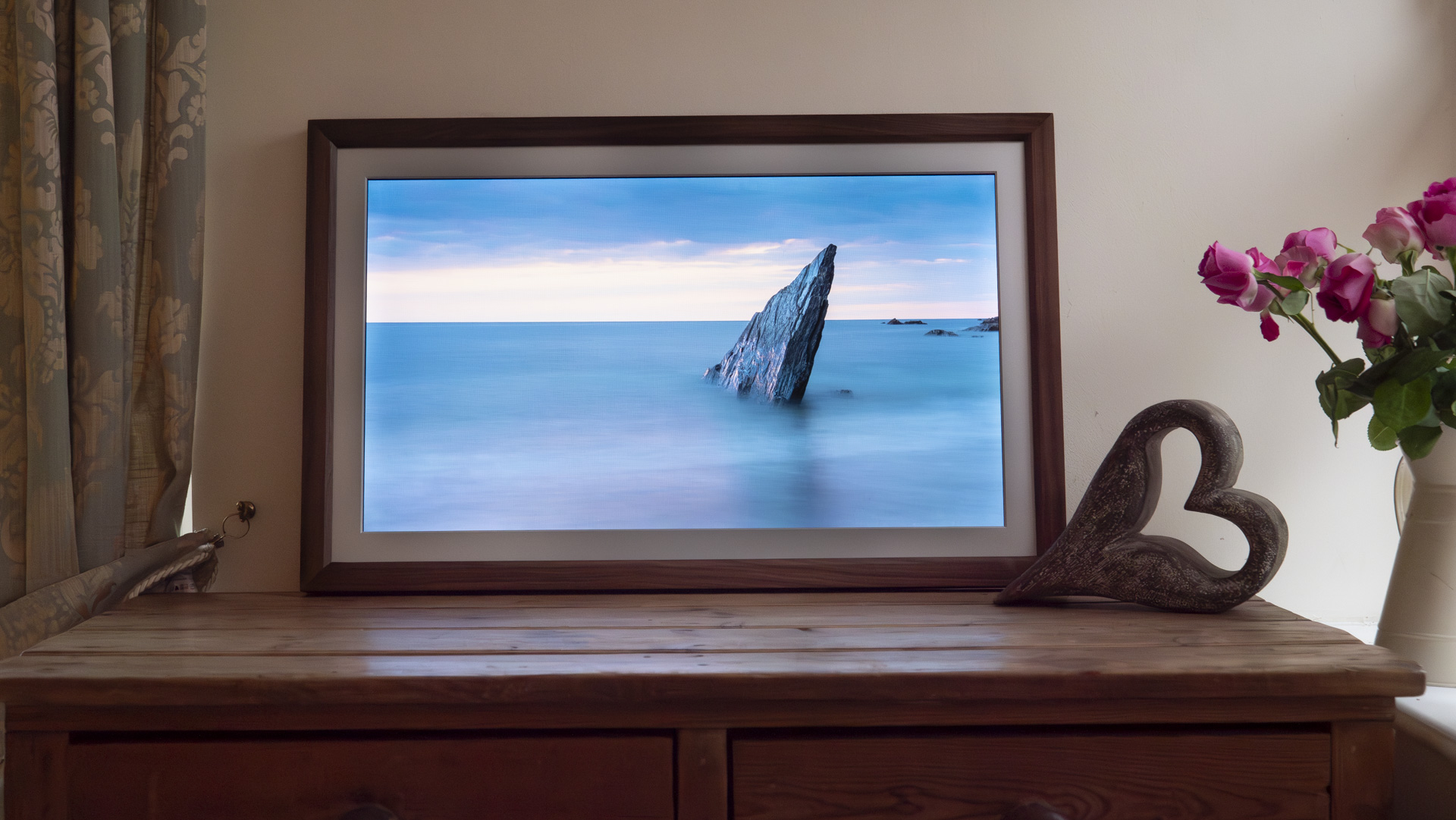 Vieunite Textura digital canvas on a wooden table with seascape picture