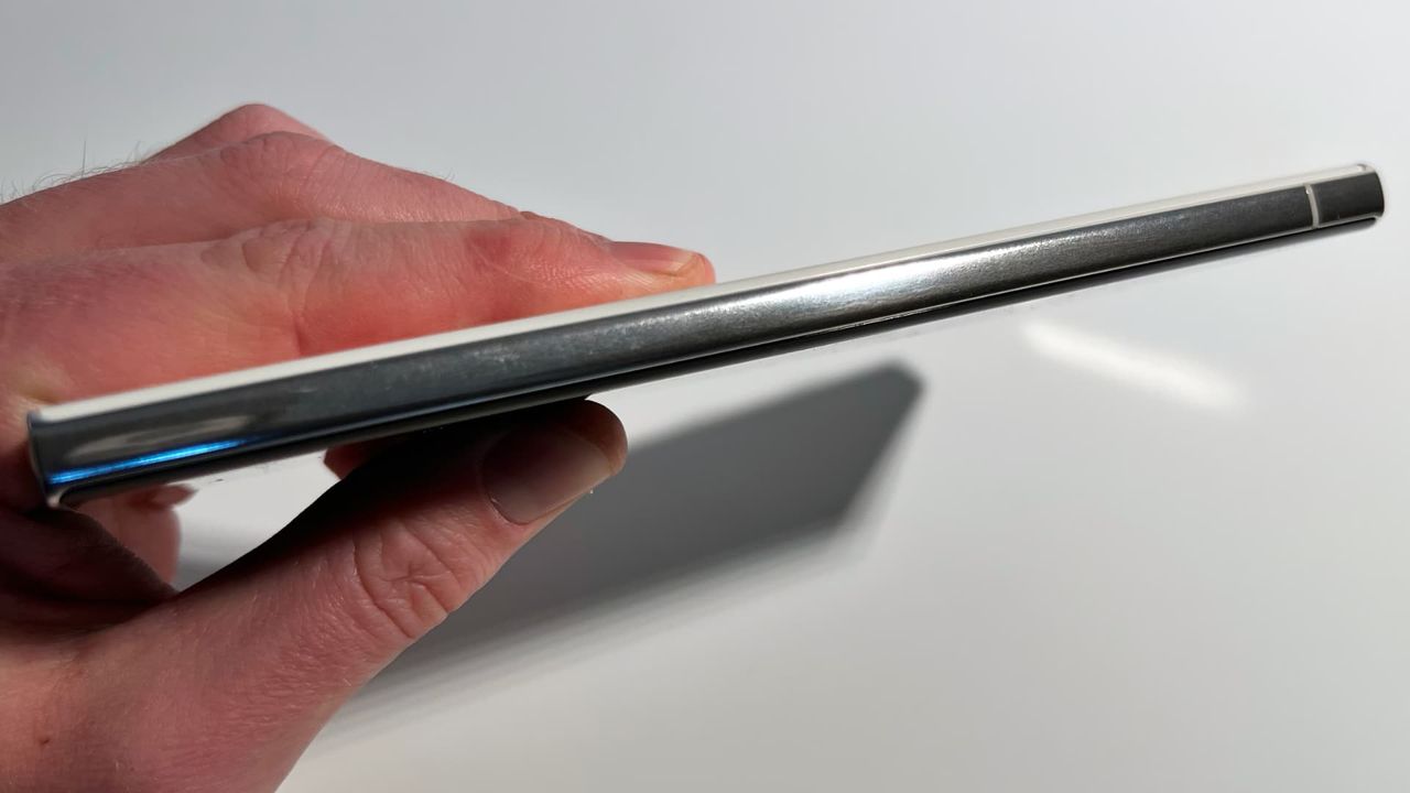 Samsung Galaxy S23 Ultra i vitt