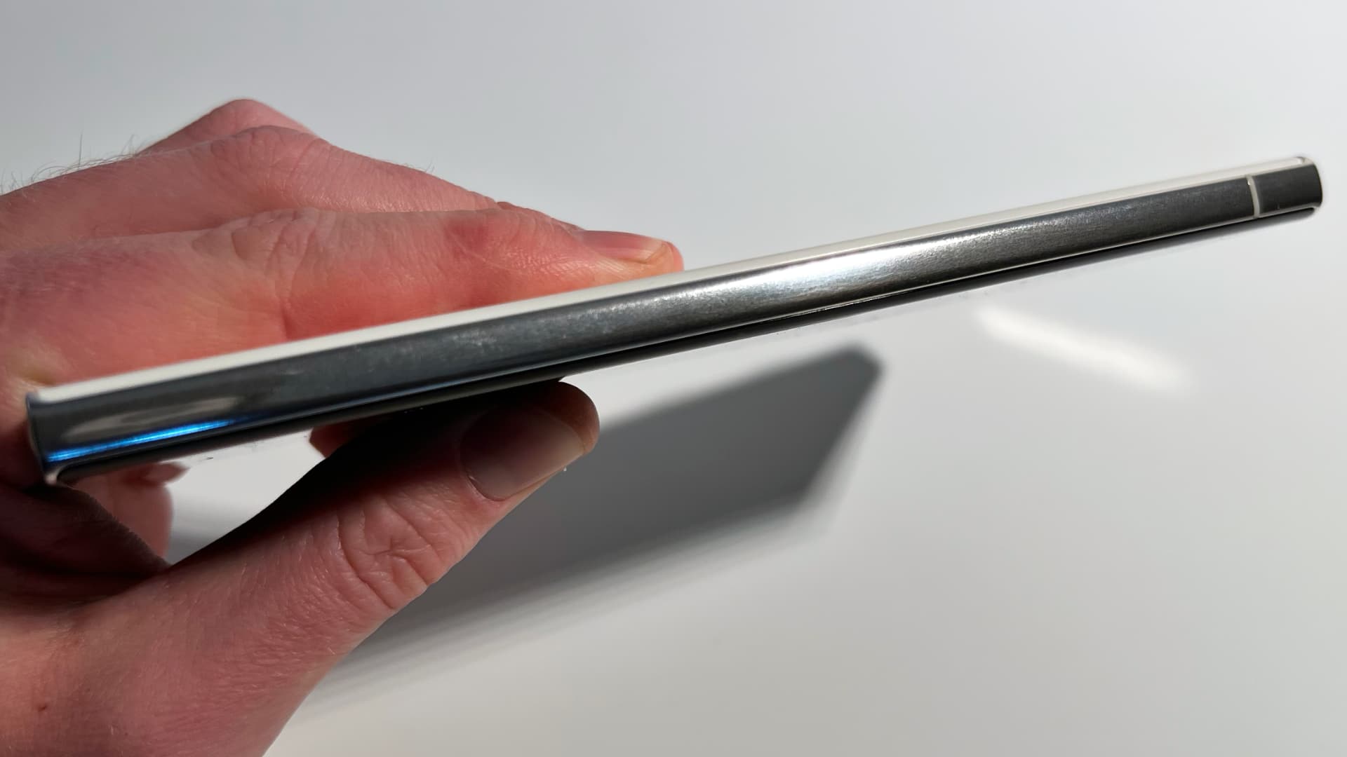 Samsung Galaxy S23 Ultra i vitt
