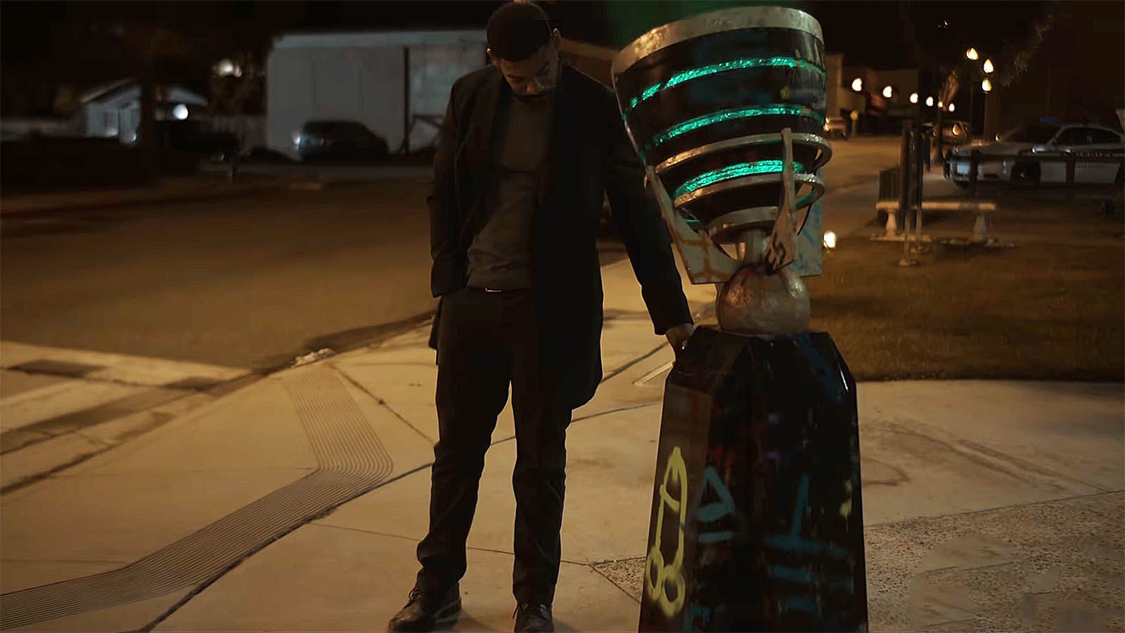 John Stewart turning on a Green Lantern beacon in Lanterns episode 6