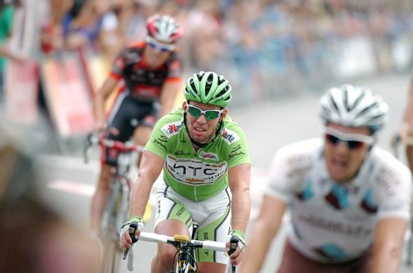 Points classification leader Mark Cavendish (HTC - Columbia) crosses the line in 18th place.