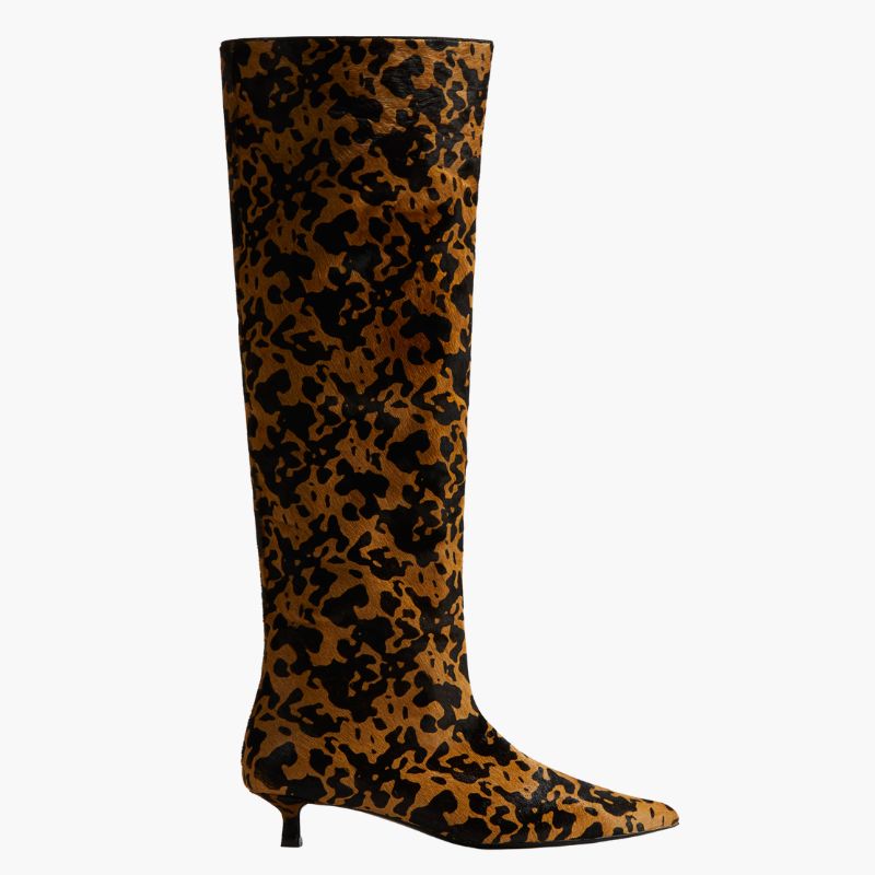 Kitten-heeled leather boots cut out