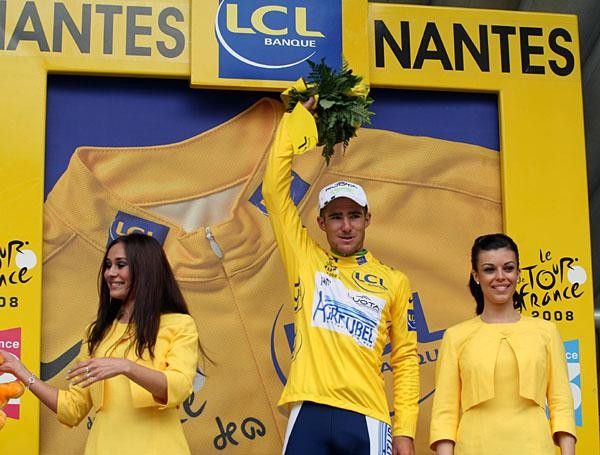 Romain Feillu (Agritubel) takes yellow with a superb ride.