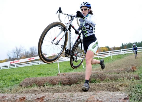 Sara Bresnick-Zocchi (crossresults.com p/b JRA Cycles) takes on the logs.