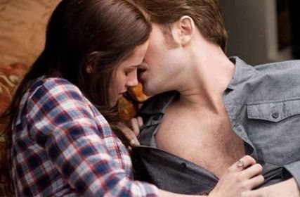 Robert Pattinson &amp; Kristen Stewart - Eclipse stills - Eclipse trailer - Twilight eclipse stills - Celebrity News - Marie Claire