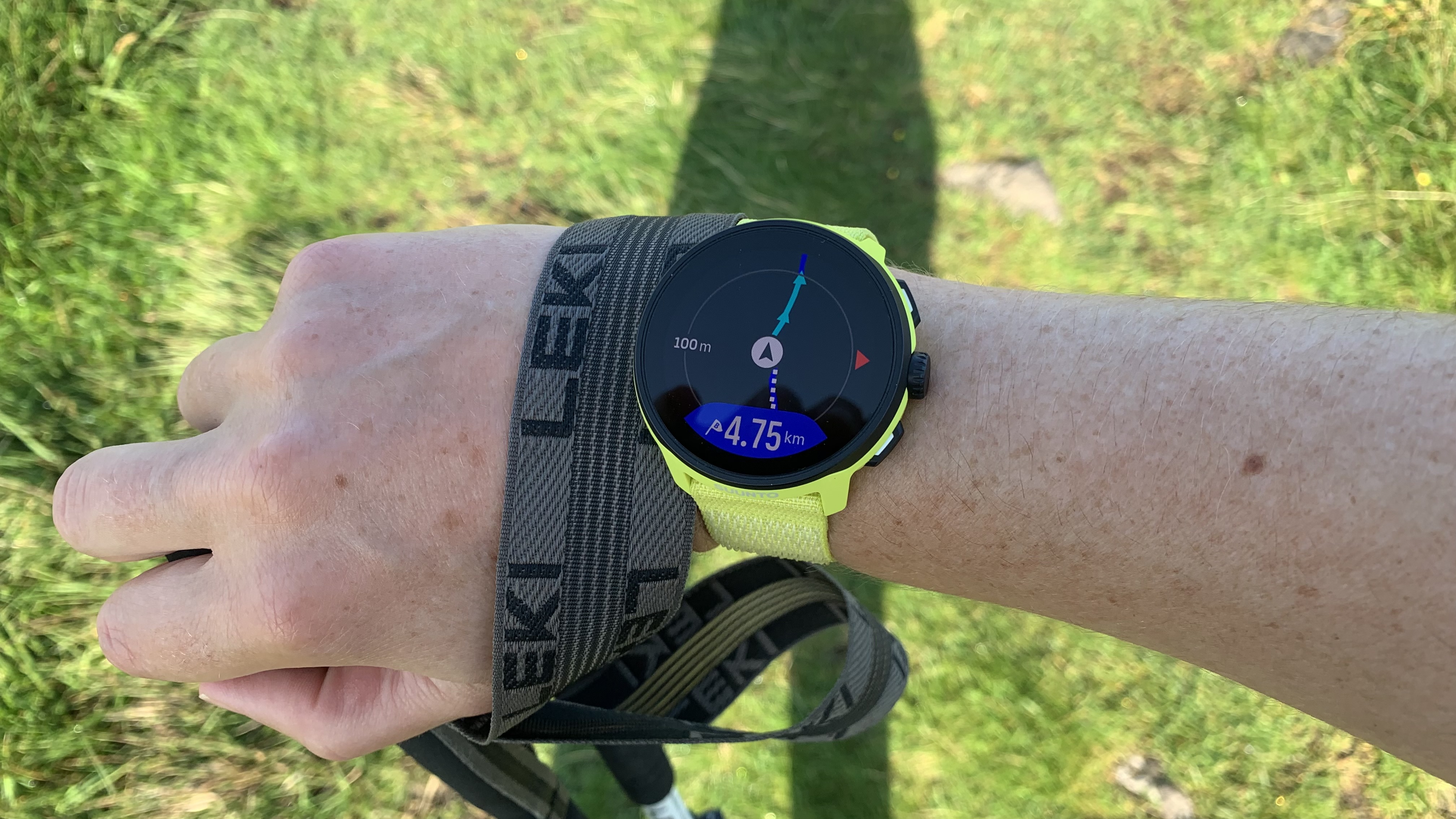 A runner's wrist showin the breadcrumb navigation on the Suunto Run watch
