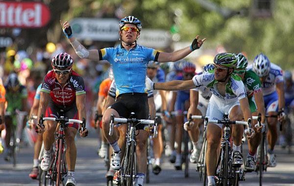 Good job: Romain Feillu (Agritubel) congratulates Mark Cavendish (Team Columbia) after a tough sprint finish.