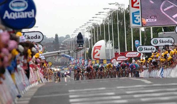 The bunch thunders up the finishing straight