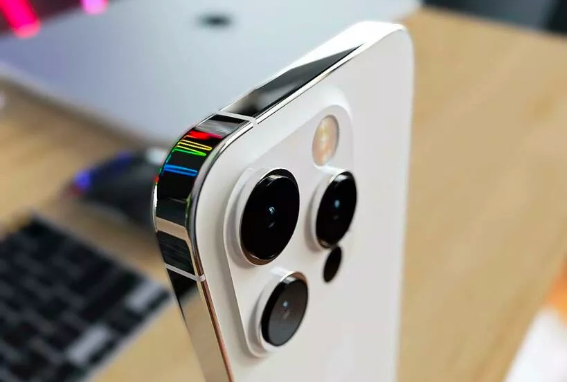 Vue de l'iPhone 14 Pro montrant la bosse de la caméra