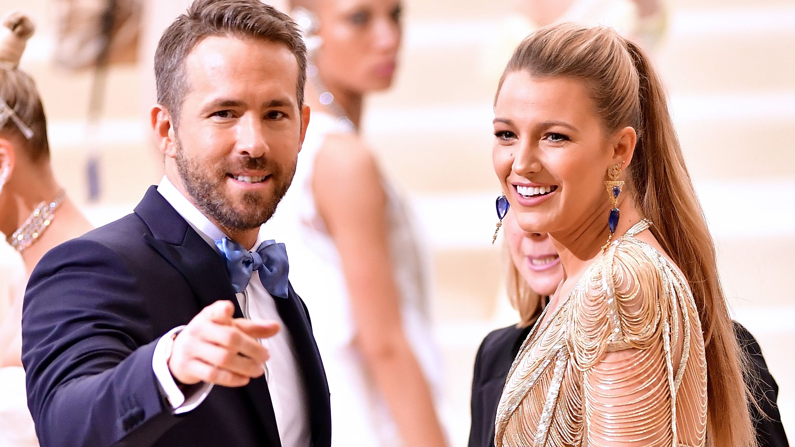 Ryan Reynolds Trolls Wife Blake Lively After She Gives Him This Amazing  Present