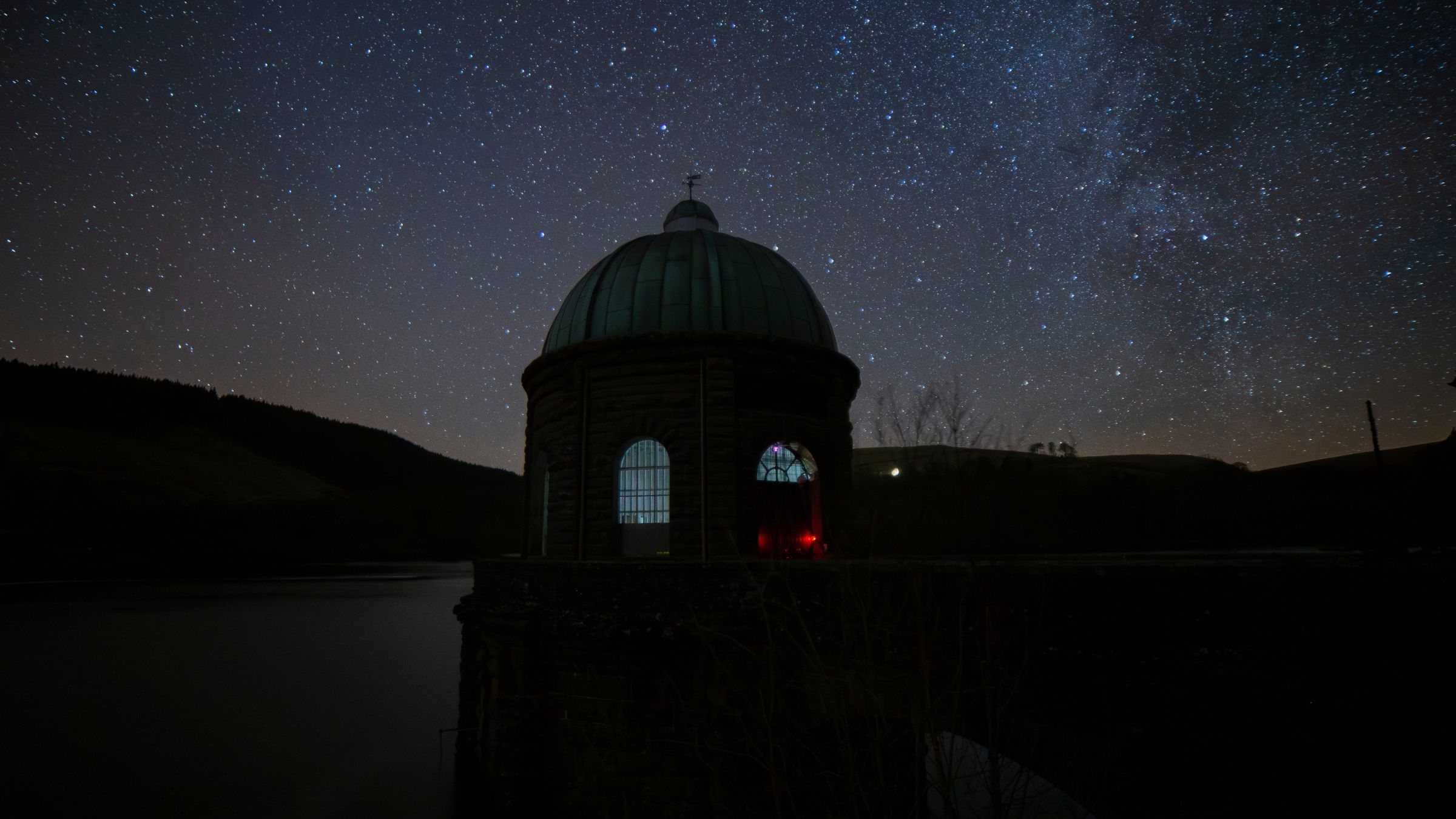 winter milky way above the elan valley