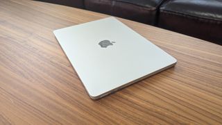 Ny MacBook Air 13" med M3-brikke ligger lukket på et kafébord.