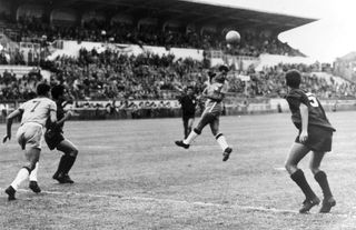 Julinho (number 7) in action for Brazil against Switzerland at the 1954 World Cup.
