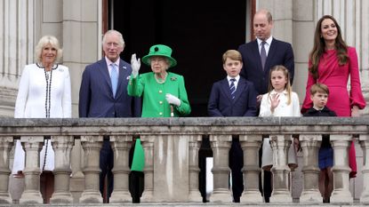 Camilla, Duchess of Cambridge, Prince Charles, Prince of Wales, Queen Elizabeth II, Prince George of Cambridge, Prince William, Duke of Cambridge Princess Charlotte of Cambridge, Prince Louis of Cambridge and Catherine, Duchess of Cambridge stand on the balcony during the Platinum Pageant