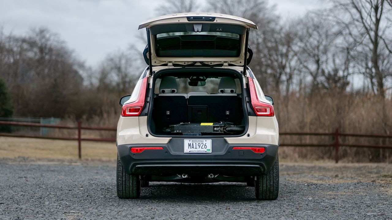 2025 Volvo EX40 Ultra Twin Motor test drive review.