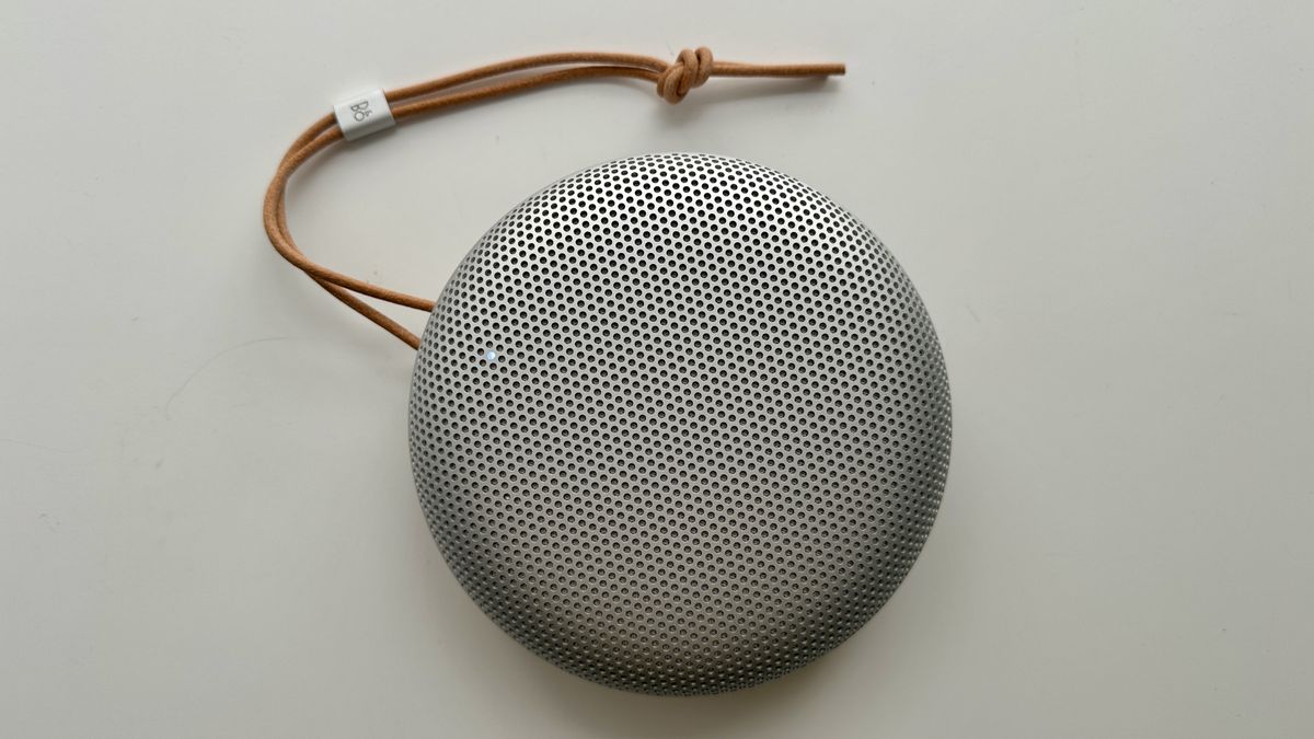 Bang &amp; Olufsen Beosound A1 3rd Generation in silver, on gray table