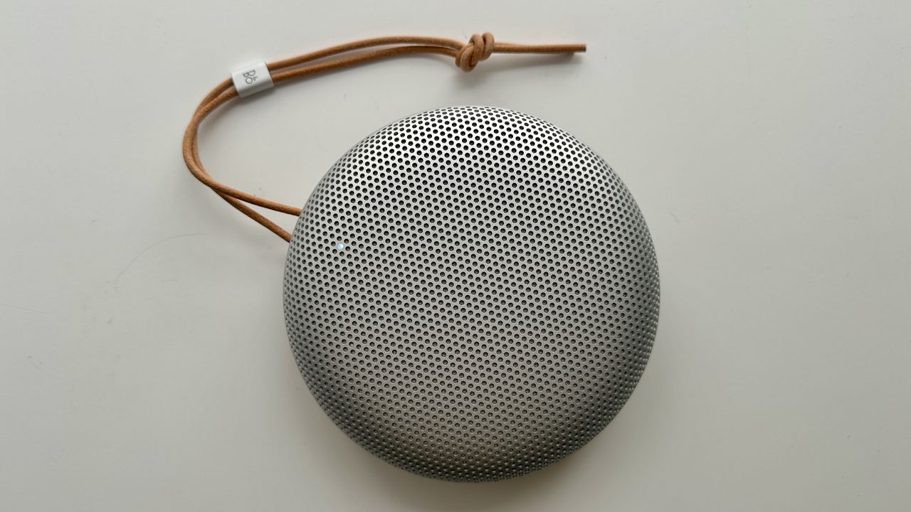 Bang &amp; Olufsen Beosound A1 3rd Generation in silver, on gray table