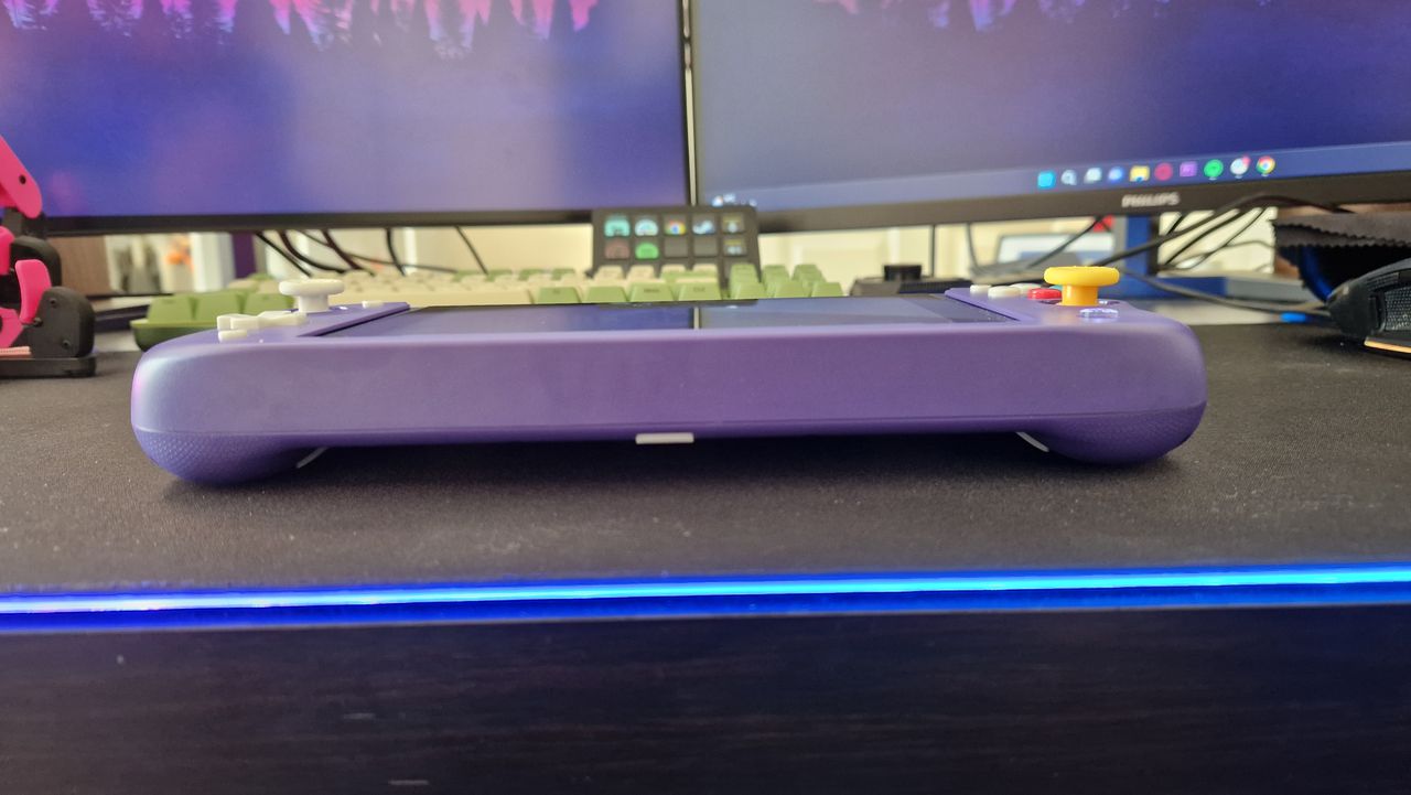 Nitro Deck from its bottom, showing its girth