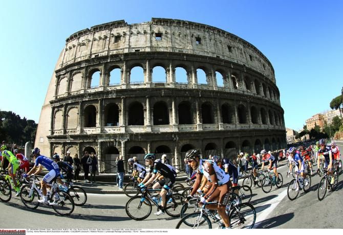 The peloton roll by the The Colosseum