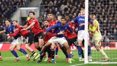 Man United and Everton players at a corner