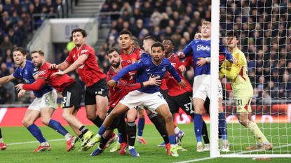 Man United and Everton players at a corner