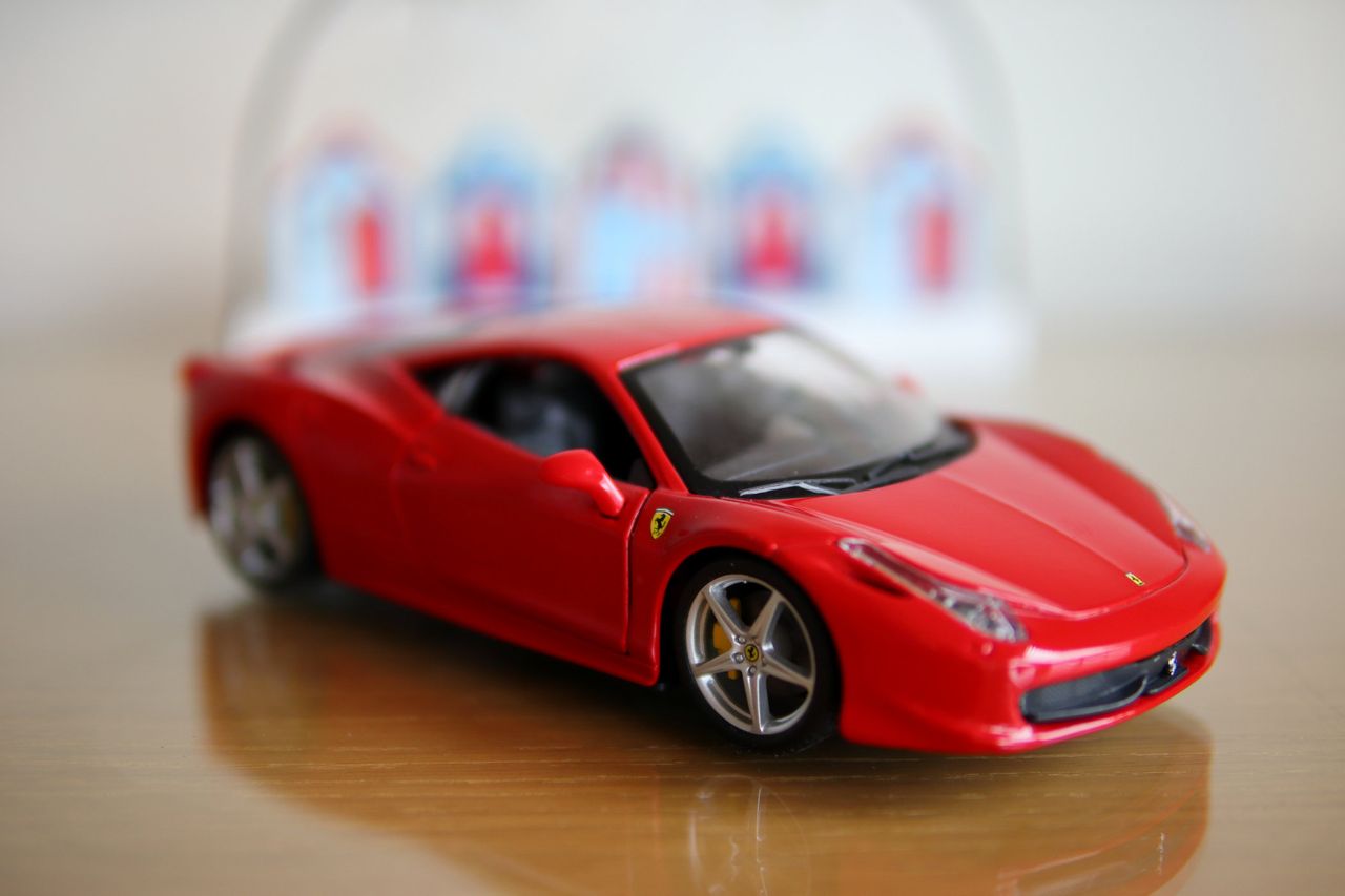This pair of shots demonstrates the difference in depth of field for close-range shooting, at apertures of f/8 and f/1.4