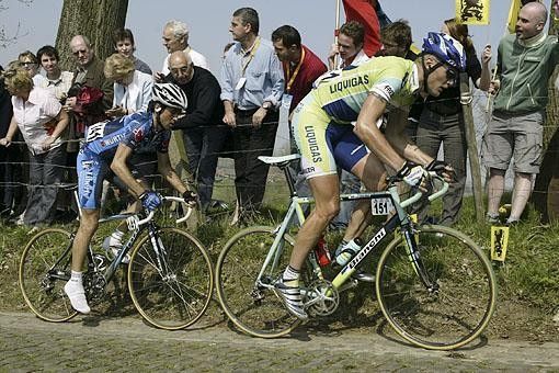 Magnus Backstedt (Liquigas) leads Carlos Barredo Llamazales (Liberty Seguros) on the Koppenberg