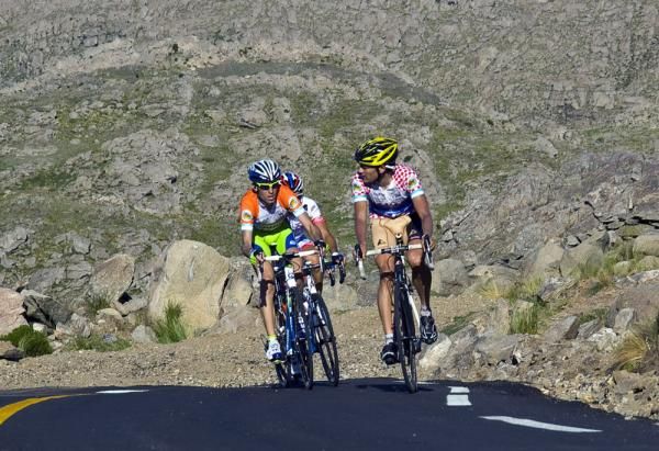Valls checks to see where Nibali and Serpa are