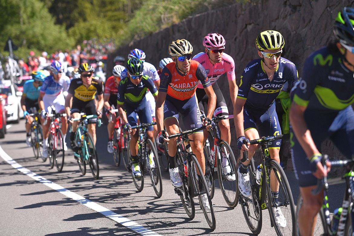 The maglia rosa group on the final climb