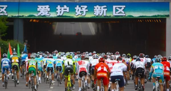 Peloton going through the underground passage