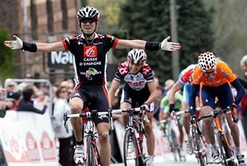 Alejandro Valverde (Caisse d'Epargne) beats Sanchez (R) and Kroon (L) to win Fleche Wallonne
