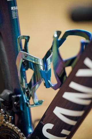 A blue Canyon Aeroad CFR with matching bottle cages at the Tour down Under