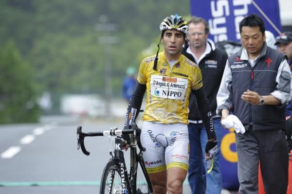 Race leader Richeze Ariel Maximiliano stopped with 100m to go, having trouble with his chain