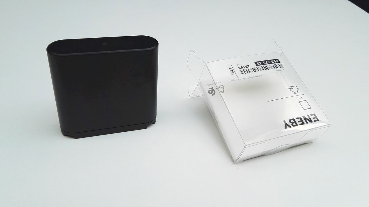 Det oppladbare batteriet selges separat.