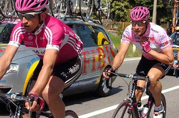 Olaf Pollack (r) rides behind teammate Serguei Gonchar. Gonchar would take back the maglia rosa at the end of the stage