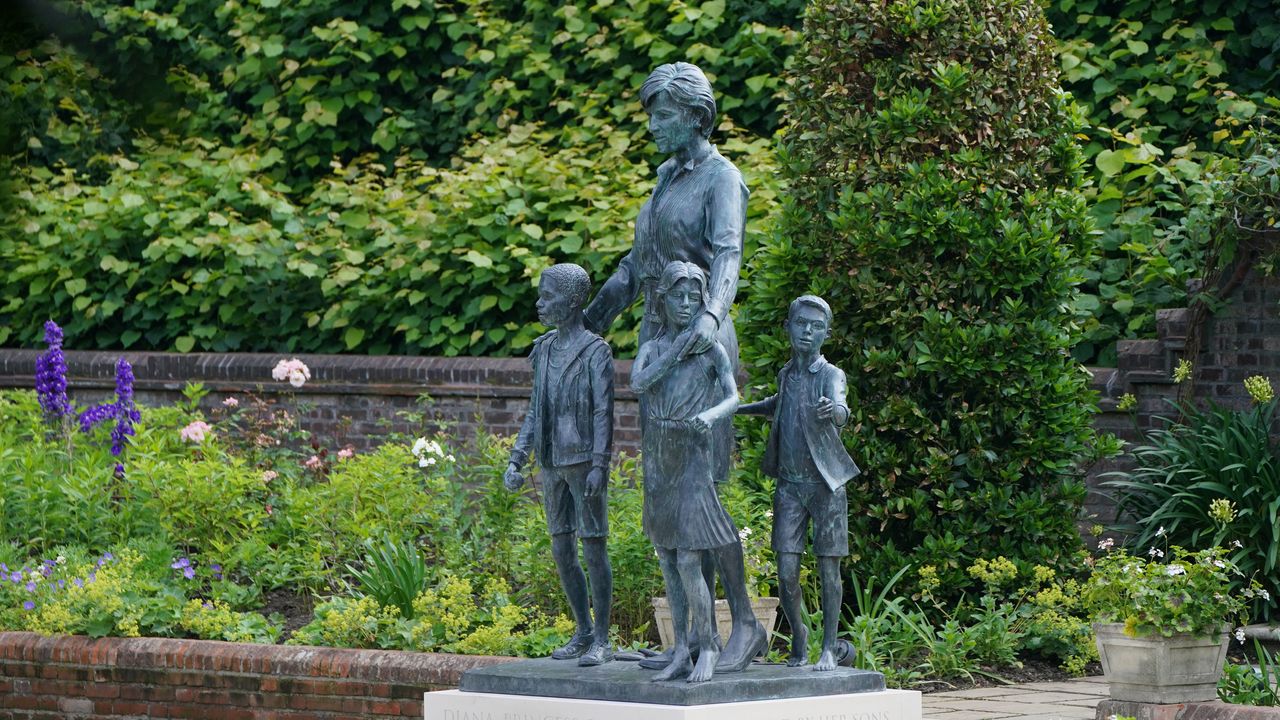 Princess Diana&#039;s favorite flower, forget-me-nots surrounding her statue