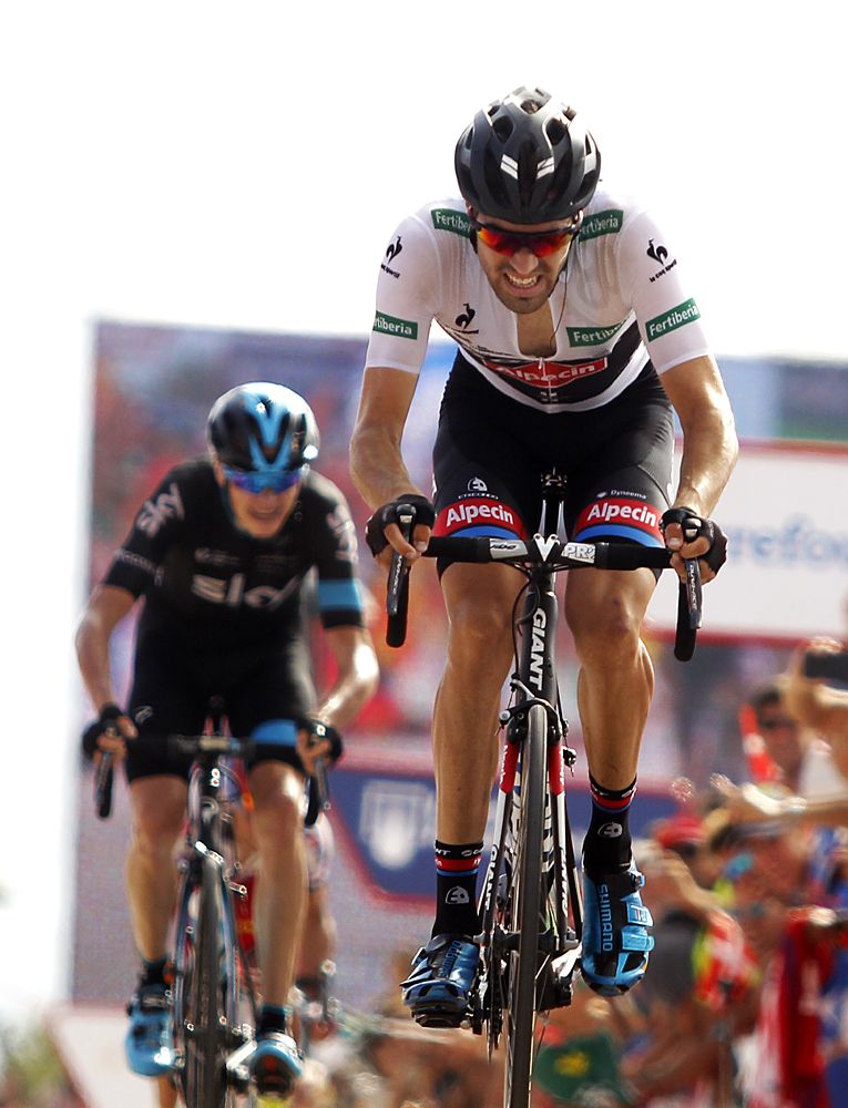 Tom Dumoulin passes Chris Froome en route to victory