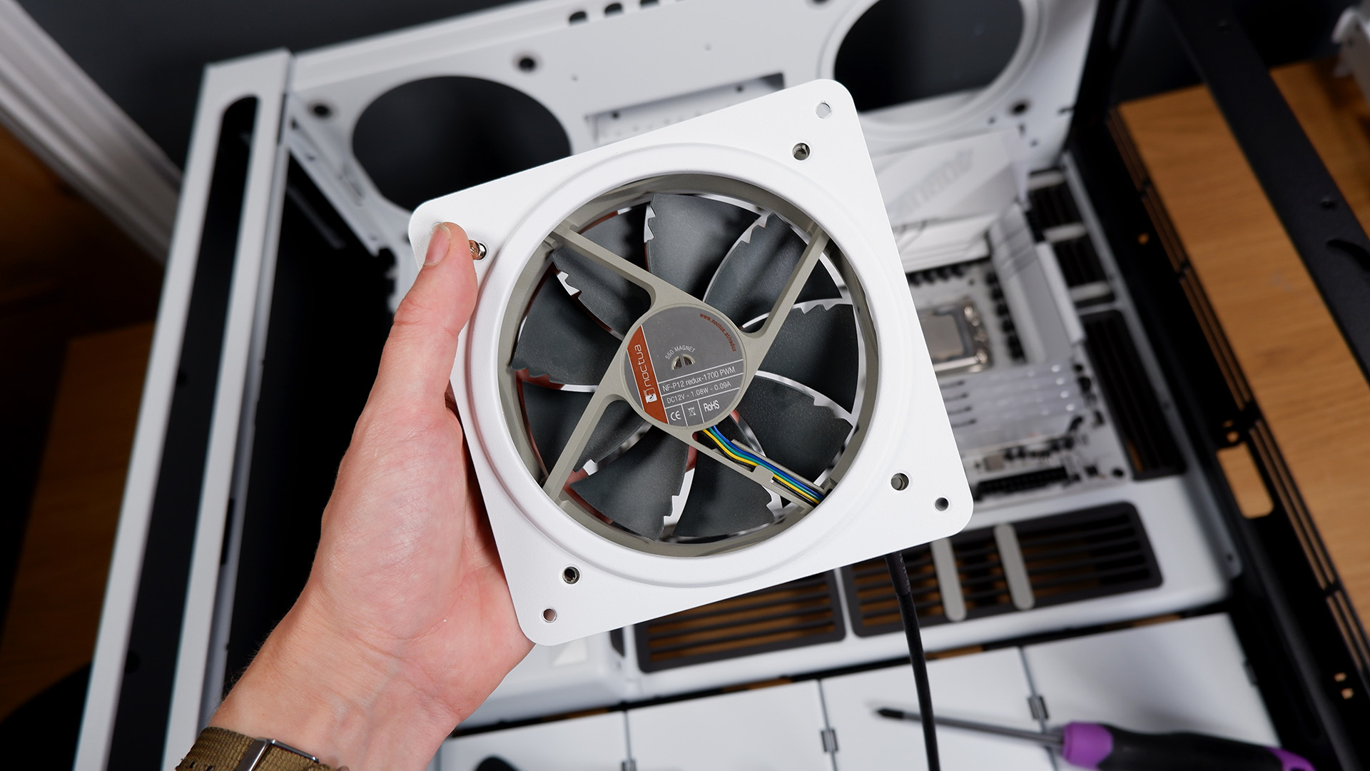 No intentes exprimir demasiadas ideas dentro de una sola computadora: para esta PC para juegos blanca con una RTX 4080 Super, casi lo hago