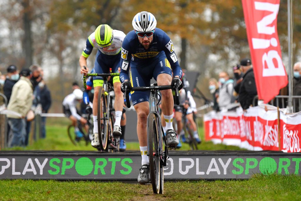 RIJKEVORSEL BELGIUM NOVEMBER 20 Vincent Baestaens of Belgium and Team DeschachtGroup HensContainers Maes competes during the 35th Superprestige Merksplas 2021 Mens Elite Superprestige2022 SPMerksplas on November 20 2021 in Rijkevorsel Belgium Photo by Luc ClaessenGetty Images