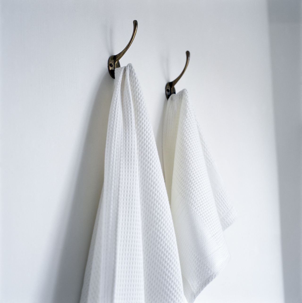 Small bathroom towel storage ideas according to designers | Real Homes