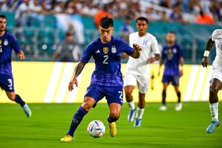 Argentina's Lisandro Martinez controls the ball during the international friendly match between Honduras and Argentina at Hard Rock Stadium in Miami Gardens, Florida, on September 23, 2022.
