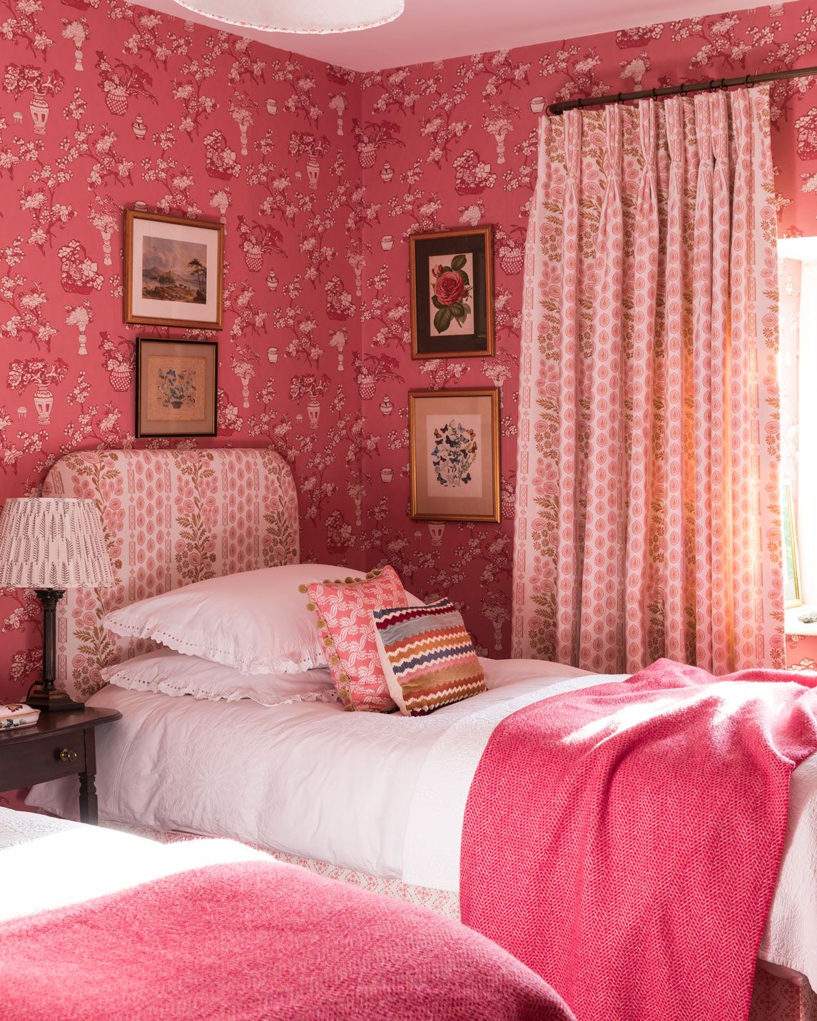 A bedroom with pattern in the wallpaper: how to mix patterns