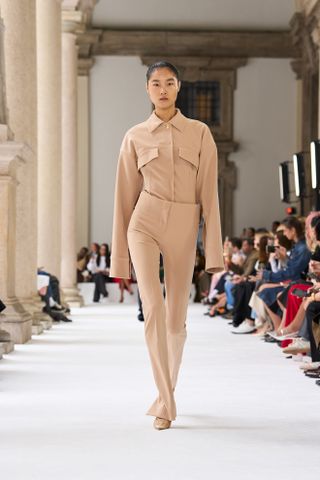 a Sportmax model walks the spring/summer 2025 runway wearing skinny trousers