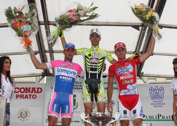 Giovanni Visconti (ISD) tops the GP Prato podium with Francesco Gavazzi (Lampre-NGC) and Luca Paolini (Acqua &amp; Sapone-Caff&egrave; Mokambo), l &amp; r.