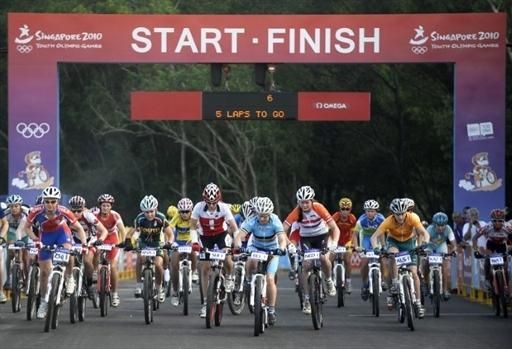The junior women's race gets underway in Singapore.