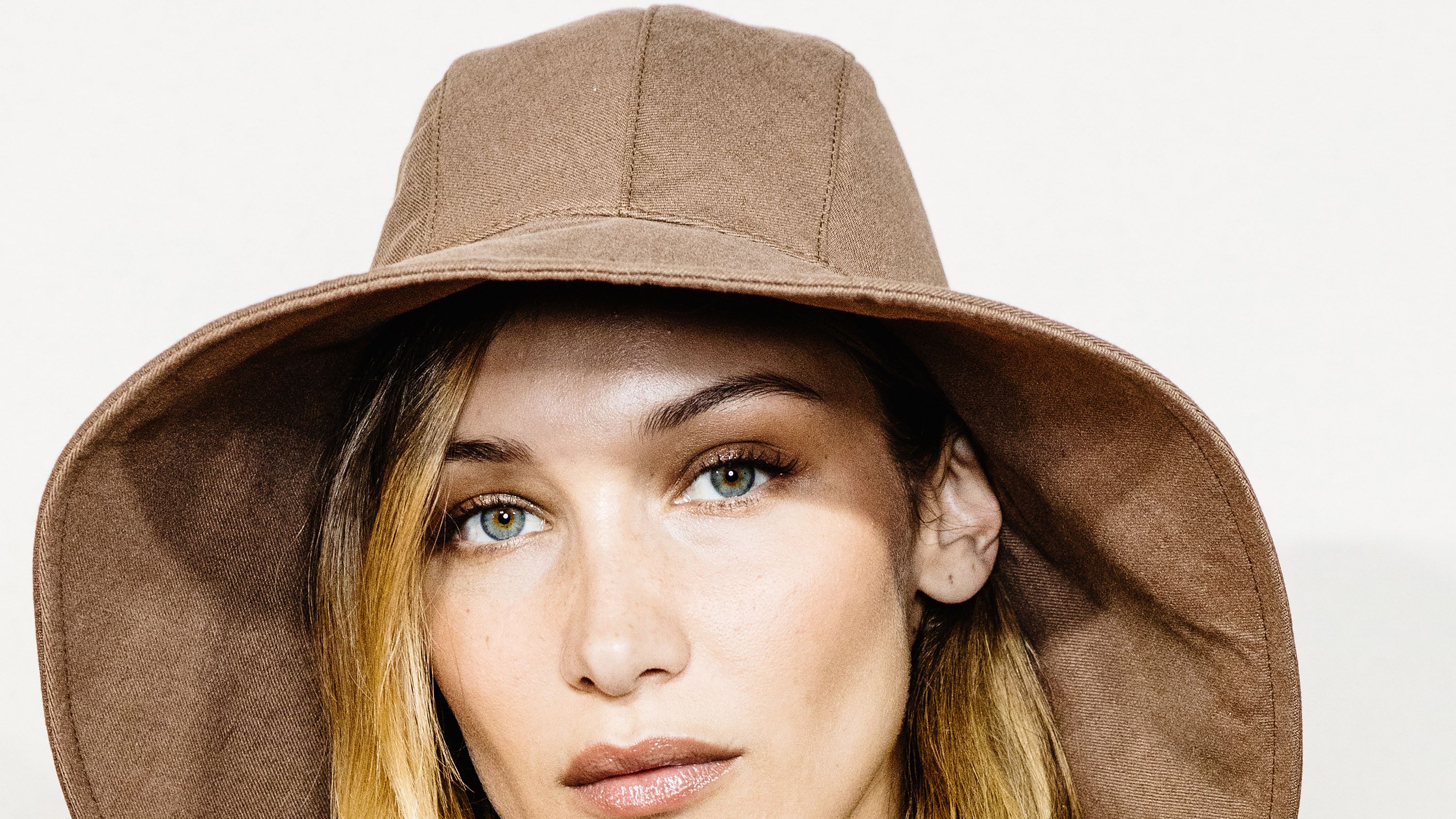 Clothing, Hat, Sun hat, Beauty, Fashion model, Yellow, Fedora, Fashion accessory, Beige, Photo shoot,