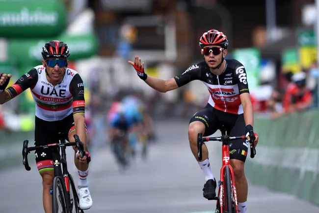 Rui Costa esulta, Kron contesta sul rettilineo darrivo di Sedrun (Getty Images)